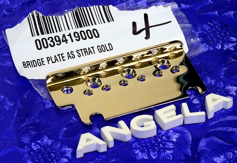 Пластина Fender Strat Tremolo Bridge, американский стандарт, золото, 0039419000 Genuine Fender Strat Tremolo Bridge Plate, American Standard, Gold, 003-9419-000
Пластина Fender Strat Tremolo Bridge, американский стандарт, золото, 0039419000 Genuine Fender Strat Tremolo Bridge Plate, American Standard, Gold, 003-9419-000