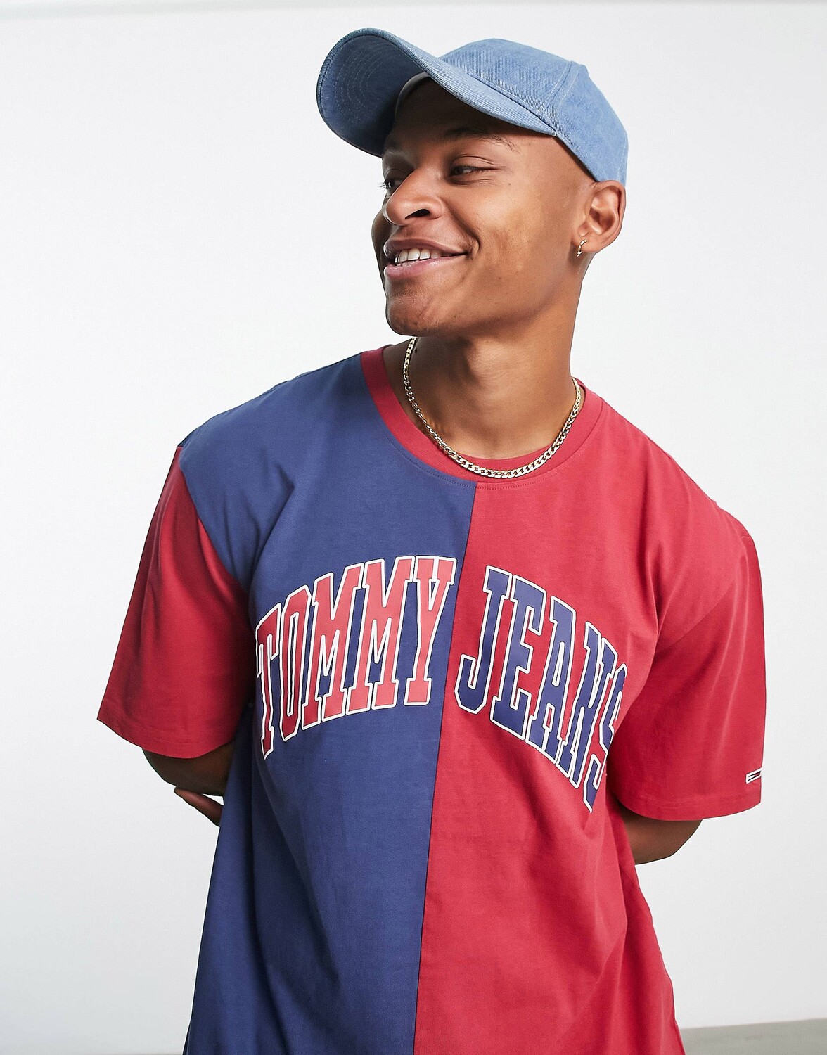 Эксклюзивная футболка оверсайз из капсульного хлопка Tommy Jeans красного и синего цветов, Красный
Эксклюзивная футболка оверсайз из капсульного хлопка Tommy Jeans красного и синего цветов, Красный