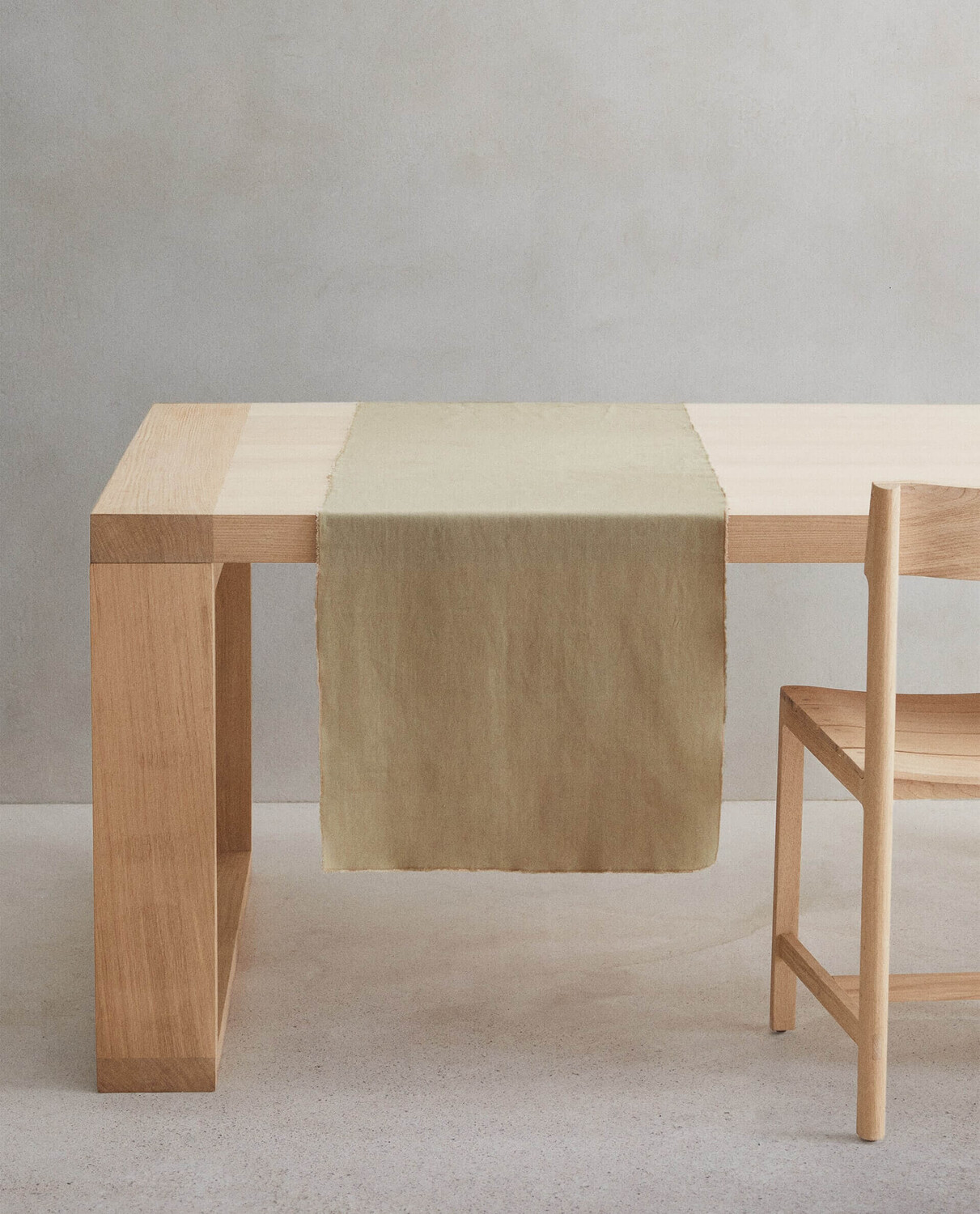 Сервировочная дорожка Zara Home+ By Vincent Van Duysen Table Runner 01, серо-бежевый
Сервировочная дорожка Zara Home+ By Vincent Van Duysen Table Runner 01, серо-бежевый