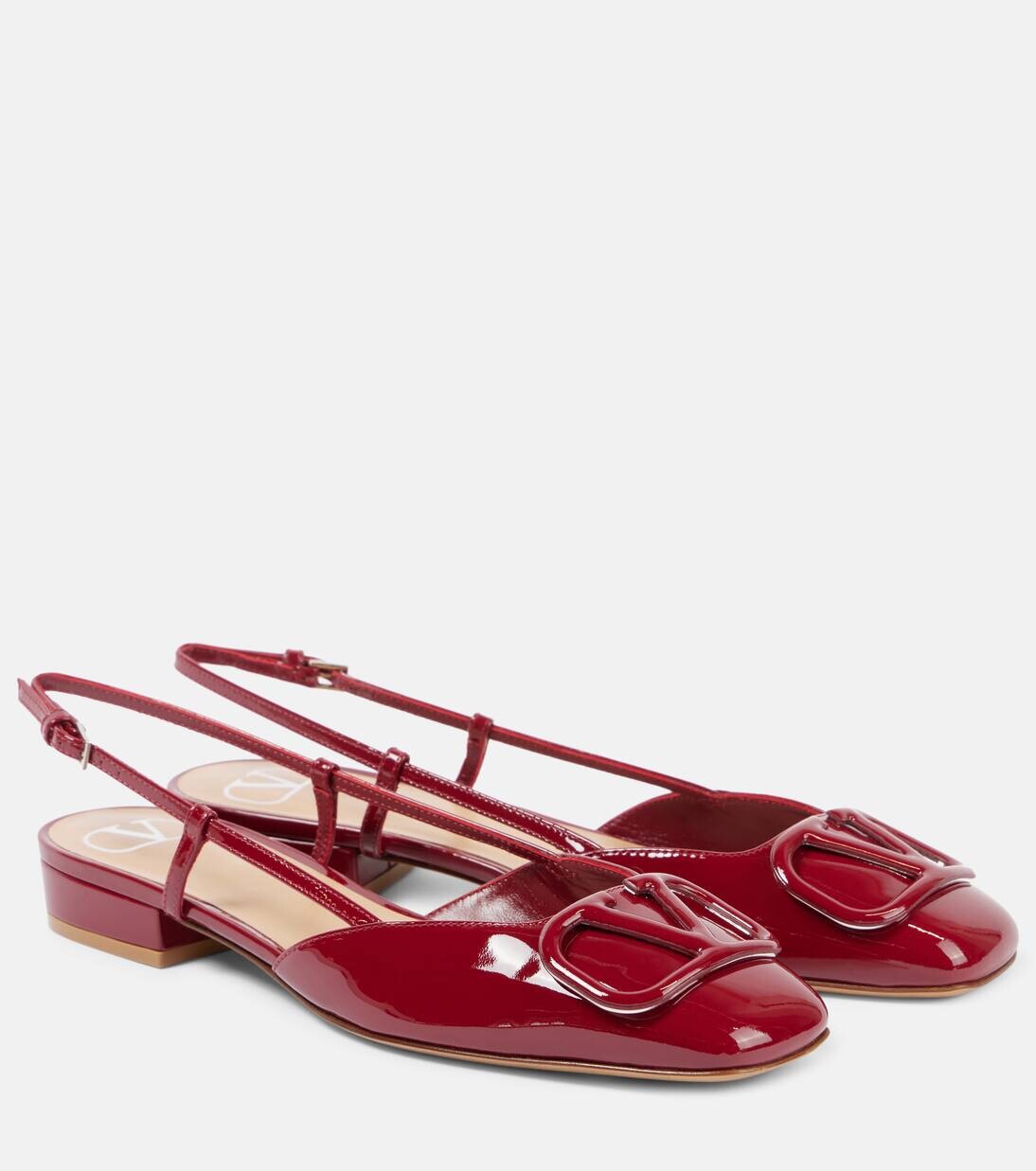 Туфли-лодочки VLogo Signature из лакированной кожи с открытой пяткой Valentino Garavani, цвет deep scarlet
Туфли-лодочки VLogo Signature из лакированной кожи с открытой пяткой Valentino Garavani, цвет deep scarlet