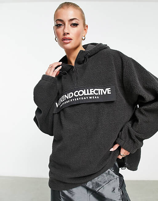 Сланцевая толстовка из флиса с полумолнией и нейлоновым карманом ASOS Weekend Collective
Сланцевая толстовка из флиса с полумолнией и нейлоновым карманом ASOS Weekend Collective