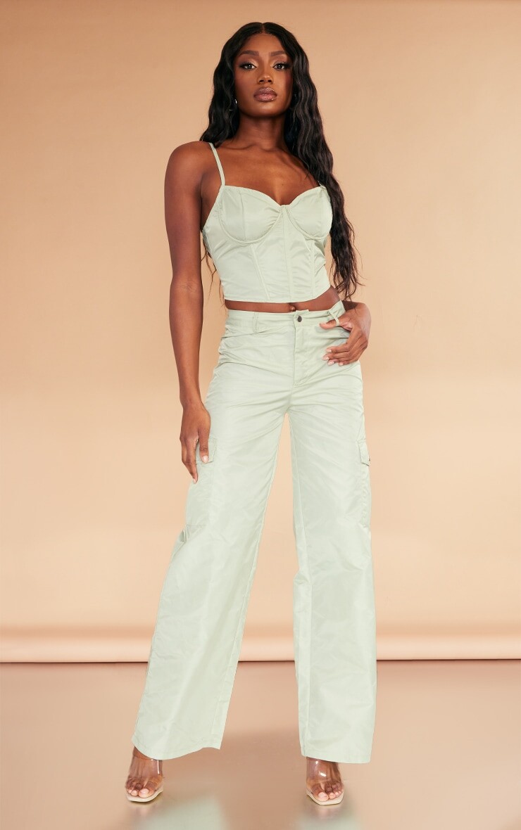 PrettyLittleThing Широкие брюки карго из нейлона цвета хаки с карманами Sage
PrettyLittleThing Широкие брюки карго из нейлона цвета хаки с карманами Sage