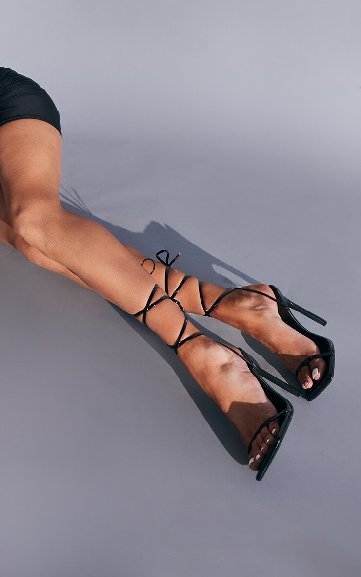 PrettyLittleThing Черные лакированные босоножки из искусственной кожи на широком каблуке с квадратным носком и едва заметным каблуком
PrettyLittleThing Черные лакированные босоножки из искусственной кожи на широком каблуке с квадратным носком и едва заметным каблуком