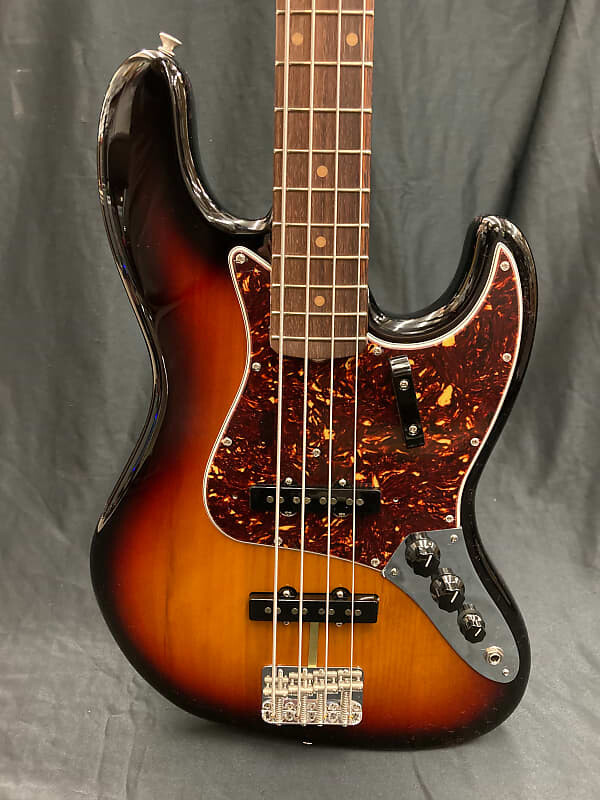Бас-гитара Fender American Original 60-х Jazz Bass American Original ‘60s Jazz Bass
Бас-гитара Fender American Original 60-х Jazz Bass American Original ‘60s Jazz Bass