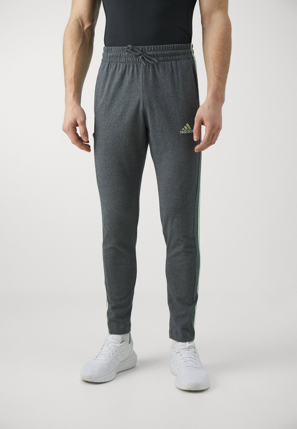 Спортивные брюки Essentials Single Tapered Open Hem 3 Stripes Pants adidas Sportswear, цвет dark grey heather
Спортивные брюки Essentials Single Tapered Open Hem 3 Stripes Pants adidas Sportswear, цвет dark grey heather
