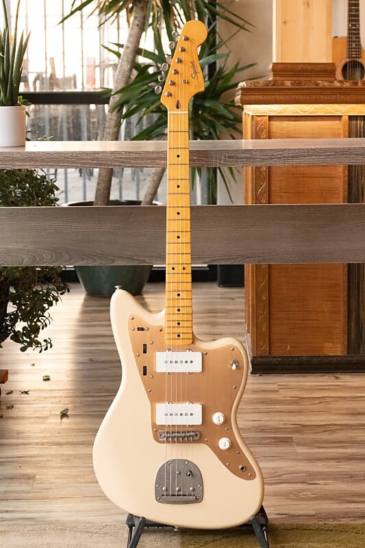 Squier 40th Anniversary Jazzmaster Vintage Edition Satin Desert Sand 40th Anniversary Vintage Edition Jazzmaster
Squier 40th Anniversary Jazzmaster Vintage Edition Satin Desert Sand 40th Anniversary Vintage Edition Jazzmaster