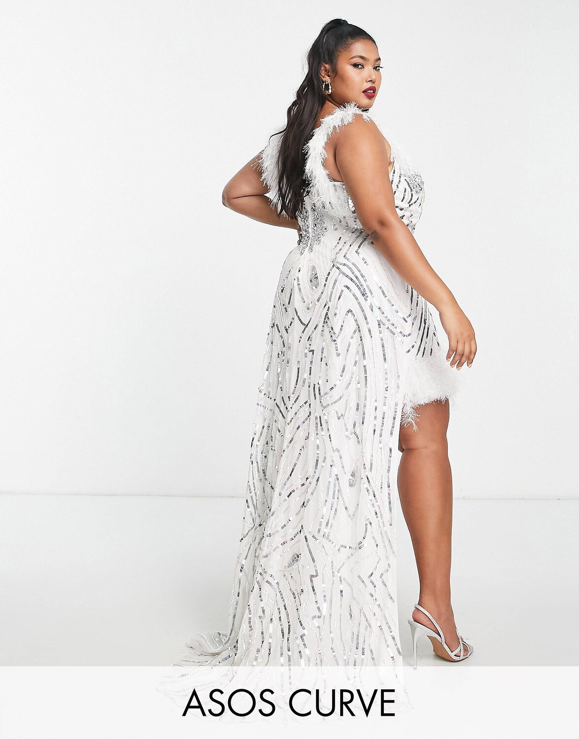 Белое мини-платье с искусственными перьями и шлейфом ASOS LUXE Wedding Curve, украшенное драгоценными камнями, Белый
Белое мини-платье с искусственными перьями и шлейфом ASOS LUXE Wedding Curve, украшенное драгоценными камнями, Белый