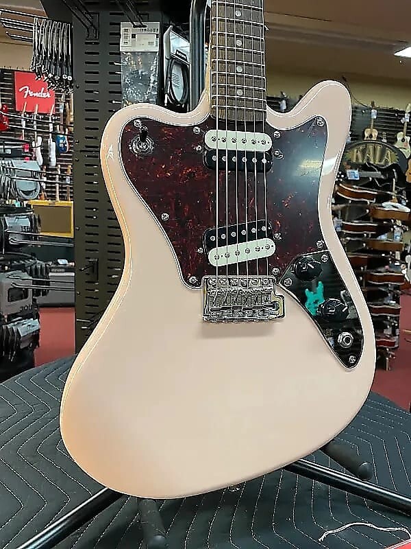 Squier Paranormal Super-Sonic, лавровый гриф, черепаховая накладка, розовый цвет Paranormal Super-Sonic, Laurel Fingerboard, Tortoiseshell Pickguard, Shell Pink
Squier Paranormal Super-Sonic, лавровый гриф, черепаховая накладка, розовый цвет Paranormal Super-Sonic, Laurel Fingerboard, Tortoiseshell Pickguard, Shell Pink