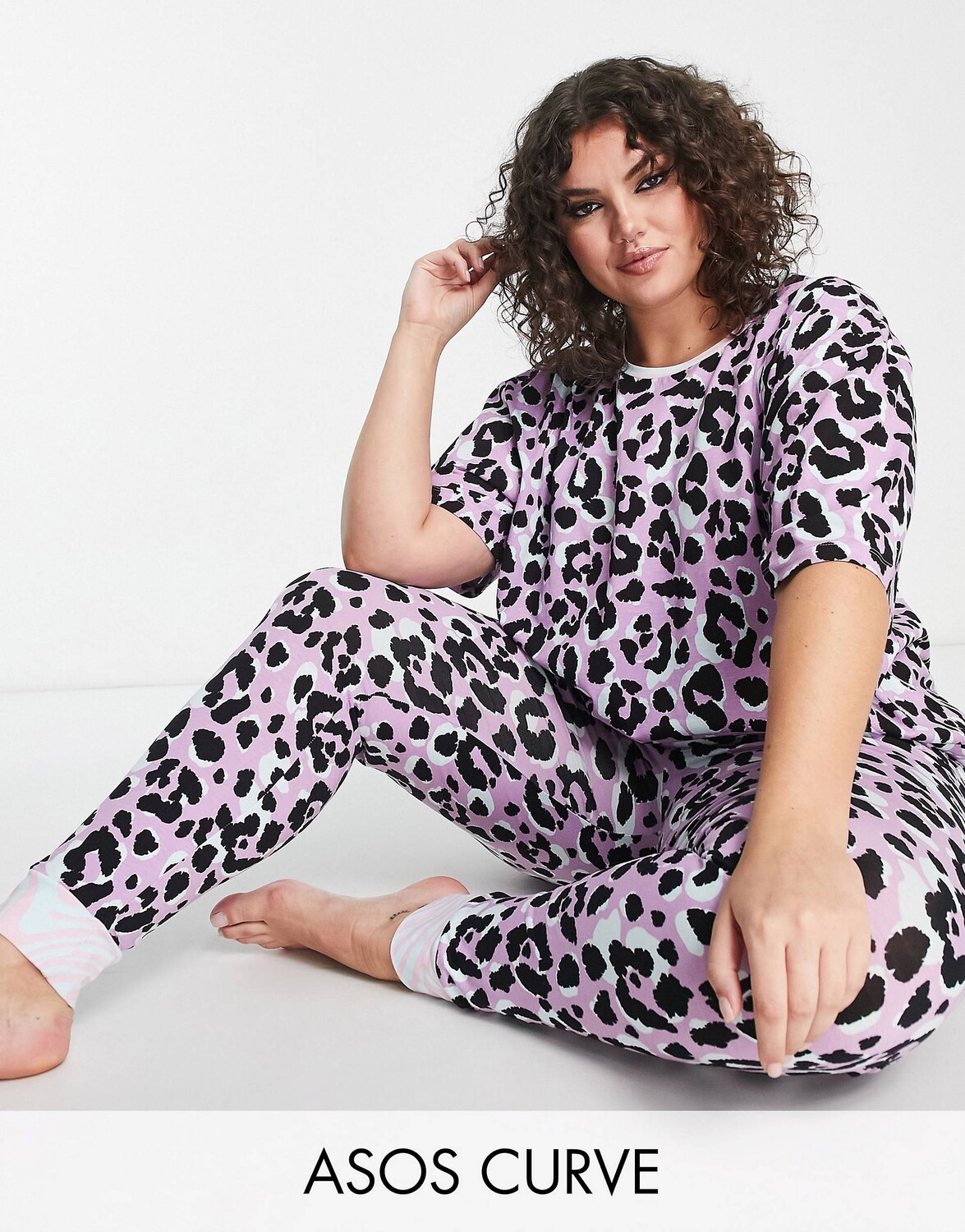 Фиолетово-зеленый пижамный комплект с объемной футболкой и леггинсами ASOS DESIGN Curve с контрастными анималистическими принтами
Фиолетово-зеленый пижамный комплект с объемной футболкой и леггинсами ASOS DESIGN Curve с контрастными анималистическими принтами