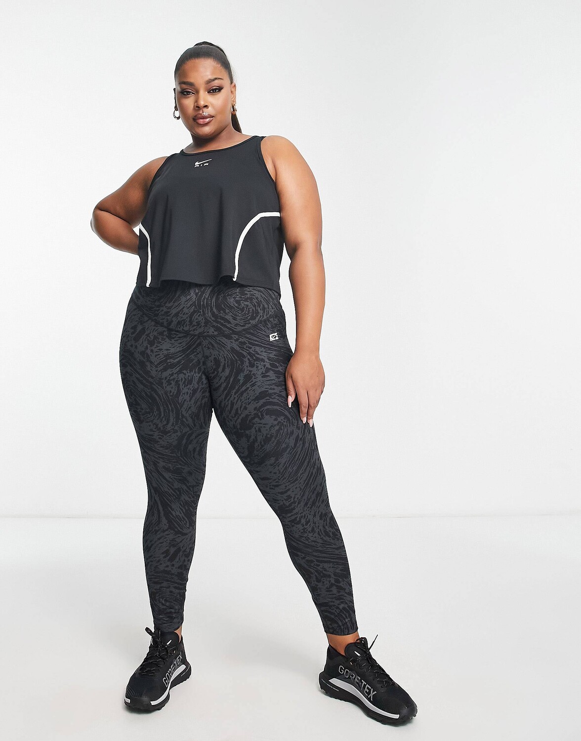 Черные леггинсы с высокой посадкой и принтом 7/8 Nike Training Plus Icon Clash One Dri-FIT, Черный
Черные леггинсы с высокой посадкой и принтом 7/8 Nike Training Plus Icon Clash One Dri-FIT, Черный