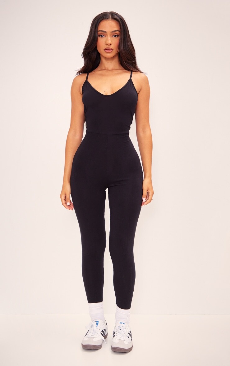 PrettyLittleThing Черный базовый комбинезон Petite с глубоким вырезом и бретелями
PrettyLittleThing Черный базовый комбинезон Petite с глубоким вырезом и бретелями