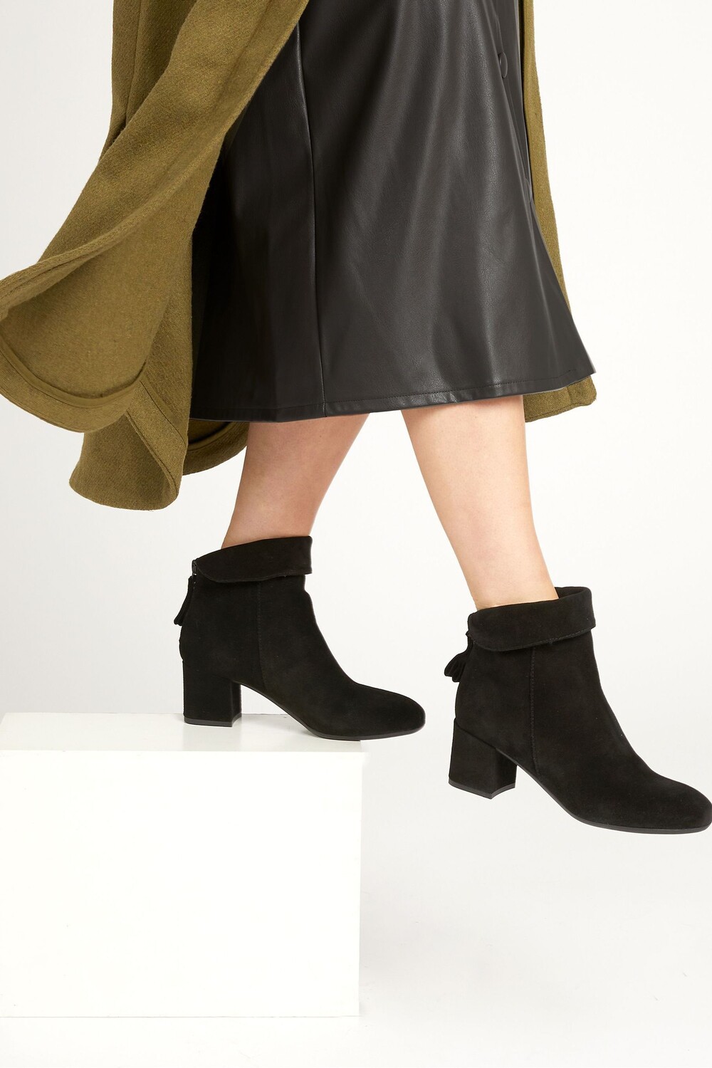 Черные замшевые ботильоны Lylah на высоком каблуке Ботильоны и ботинки Jones Bootmaker, черный
Черные замшевые ботильоны Lylah на высоком каблуке Ботильоны и ботинки Jones Bootmaker, черный