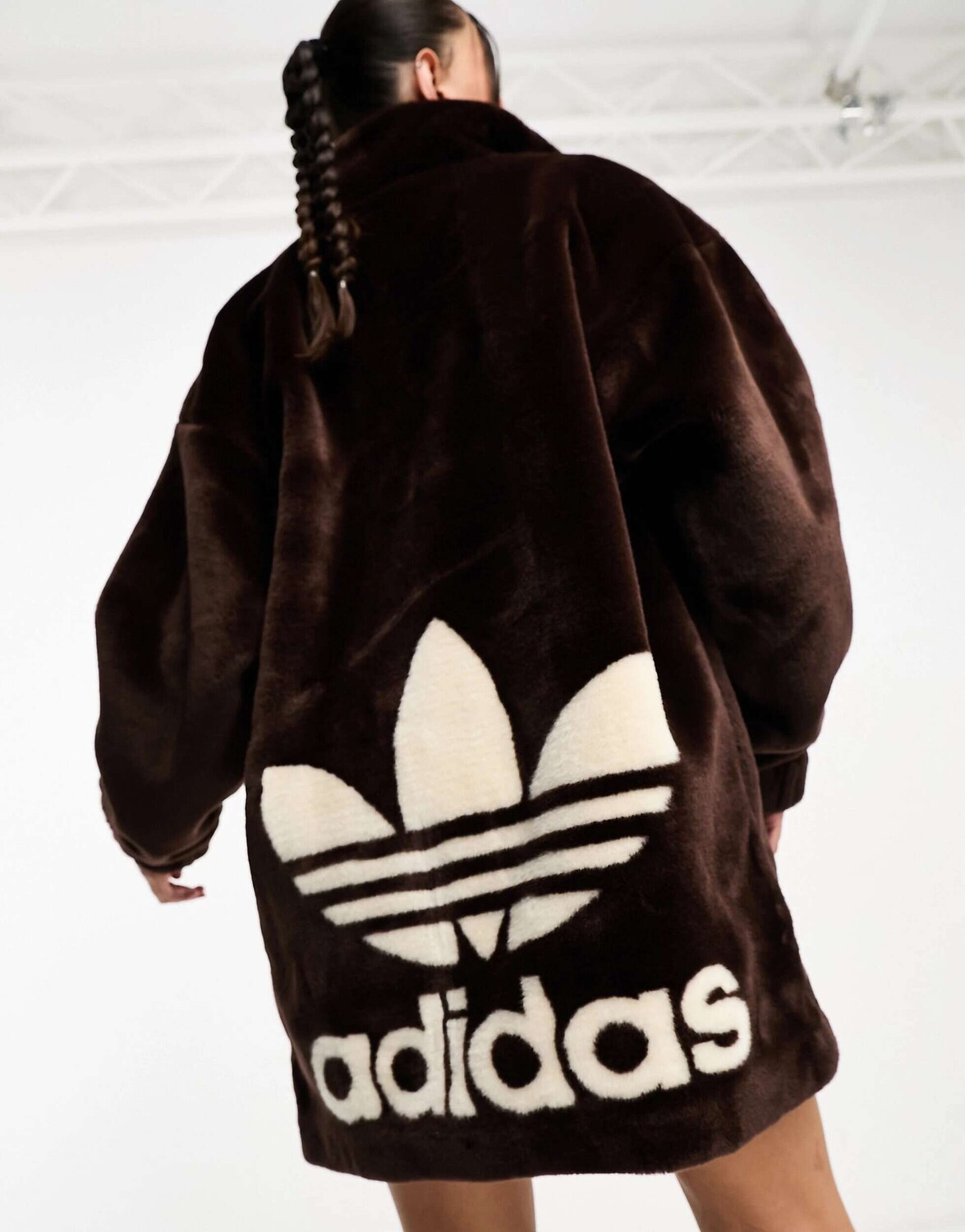 Шоколадно-коричневое пальто из искусственного меха adidas Originals Neutral Court с трилистником, Коричневый
Шоколадно-коричневое пальто из искусственного меха adidas Originals Neutral Court с трилистником, Коричневый