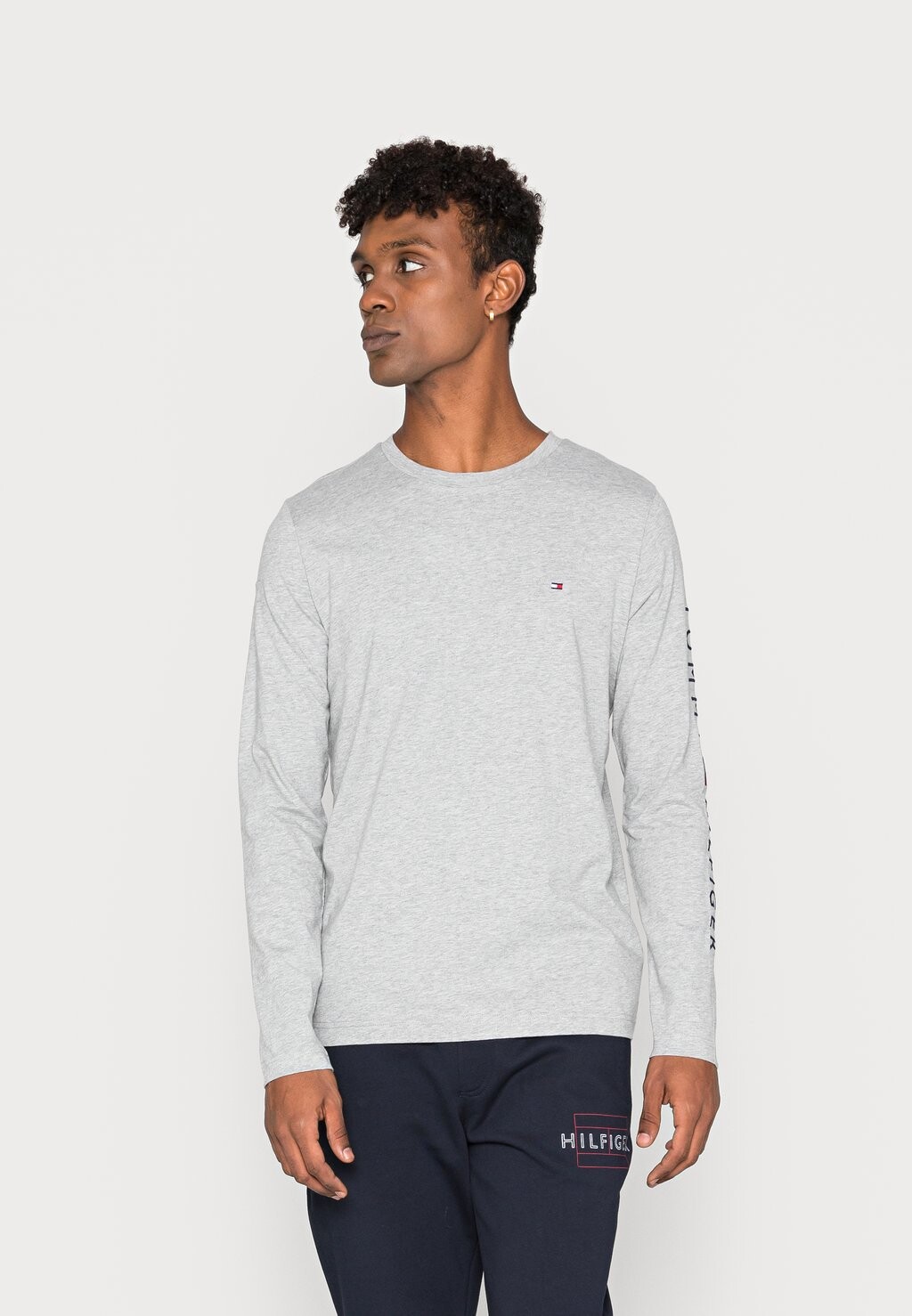 Футболка с длинными рукавами LOGO LONG SLEEVE TEE Tommy Hilfiger, светло-серый вереск
Футболка с длинными рукавами LOGO LONG SLEEVE TEE Tommy Hilfiger, светло-серый вереск