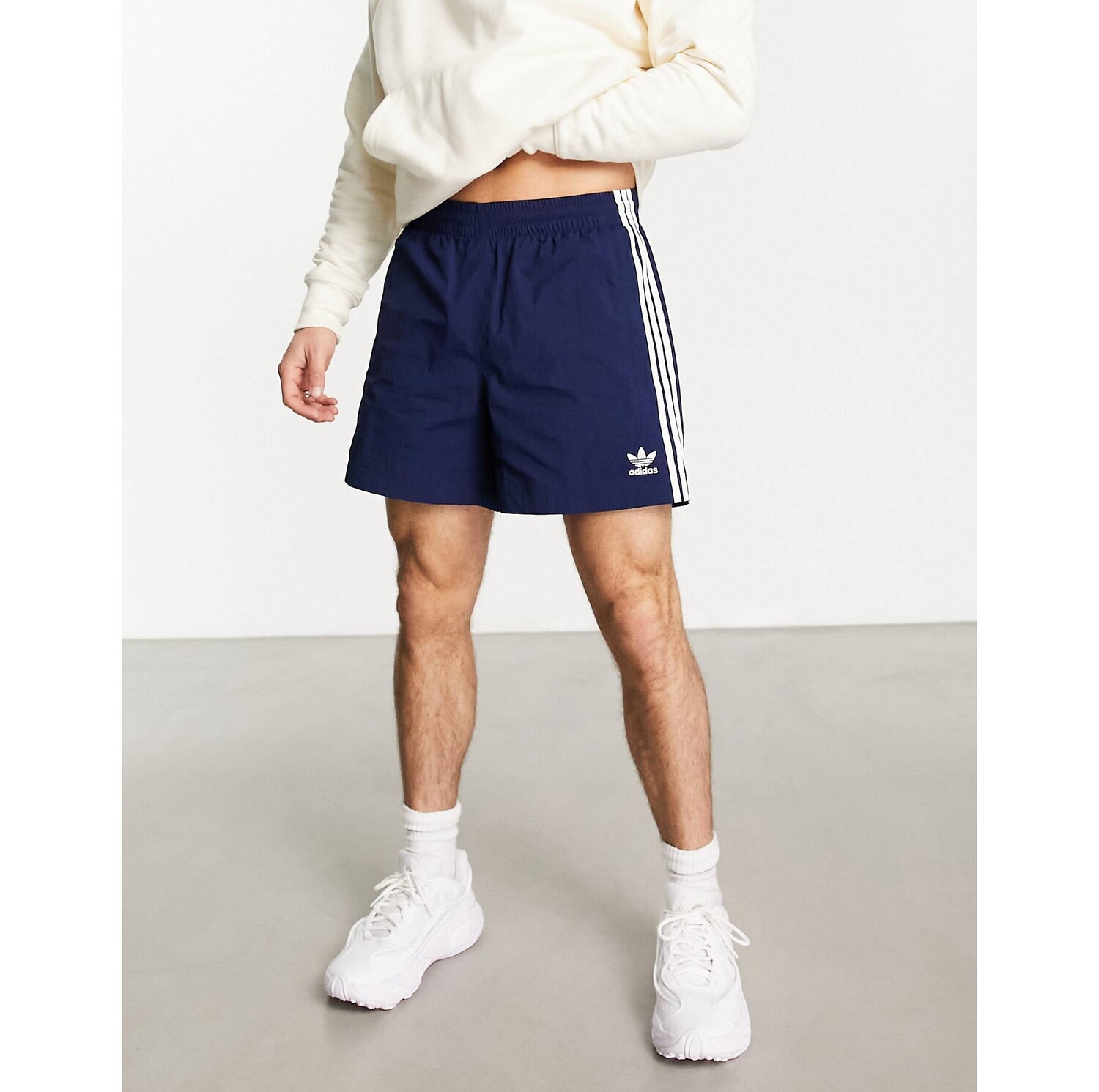 Темно-синие укороченные шорты с 3 полосками из полиэстера adidas Originals adicolor
Темно-синие укороченные шорты с 3 полосками из полиэстера adidas Originals adicolor
