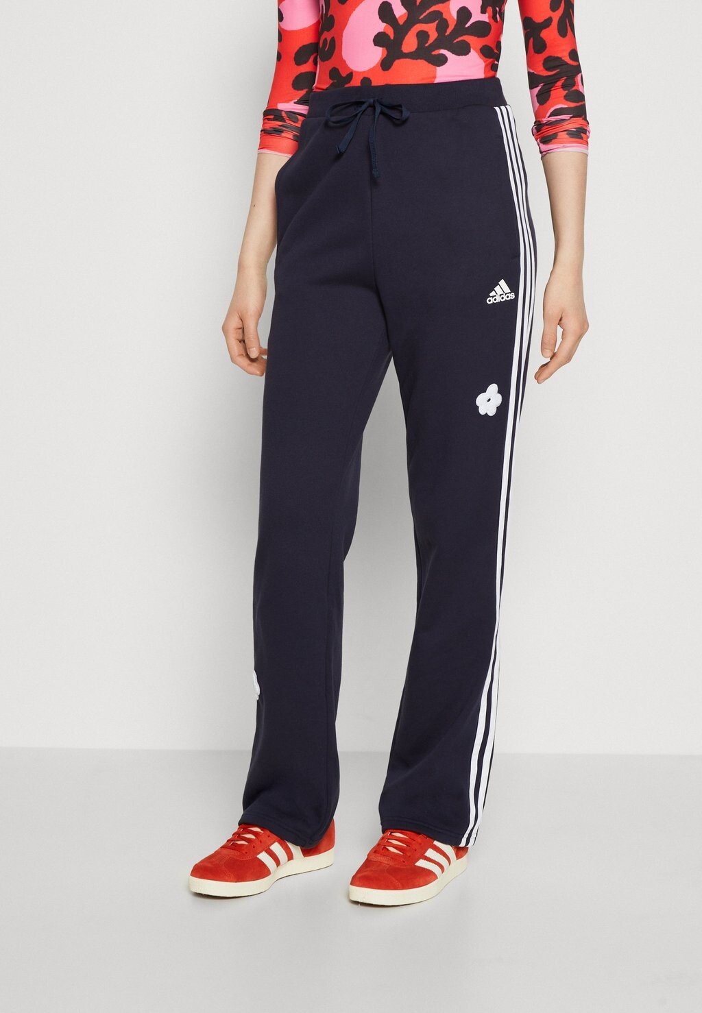 Спортивные брюки Adidas 3 Stripes High Rise With Flower Patches, legend ink, Черный
Спортивные брюки Adidas 3 Stripes High Rise With Flower Patches, legend ink, Черный