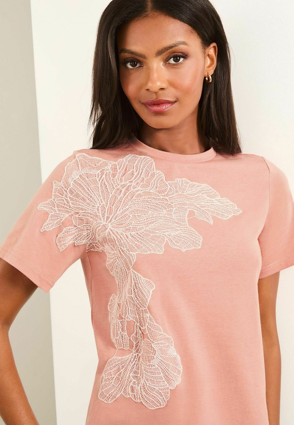 Футболка с принтом ROUND NECK WITH FLORAL DETAIL REGULAR FIT Lipsy, розовый
Футболка с принтом ROUND NECK WITH FLORAL DETAIL REGULAR FIT Lipsy, розовый