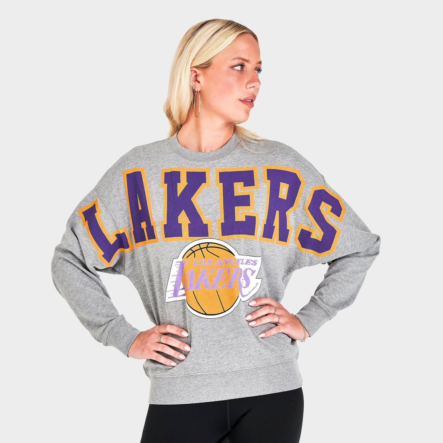 Женская флисовая толстовка с круглым вырезом с логотипом Mitchell & Ness Los Angeles Lakers, серый
Женская флисовая толстовка с круглым вырезом с логотипом Mitchell & Ness Los Angeles Lakers, серый