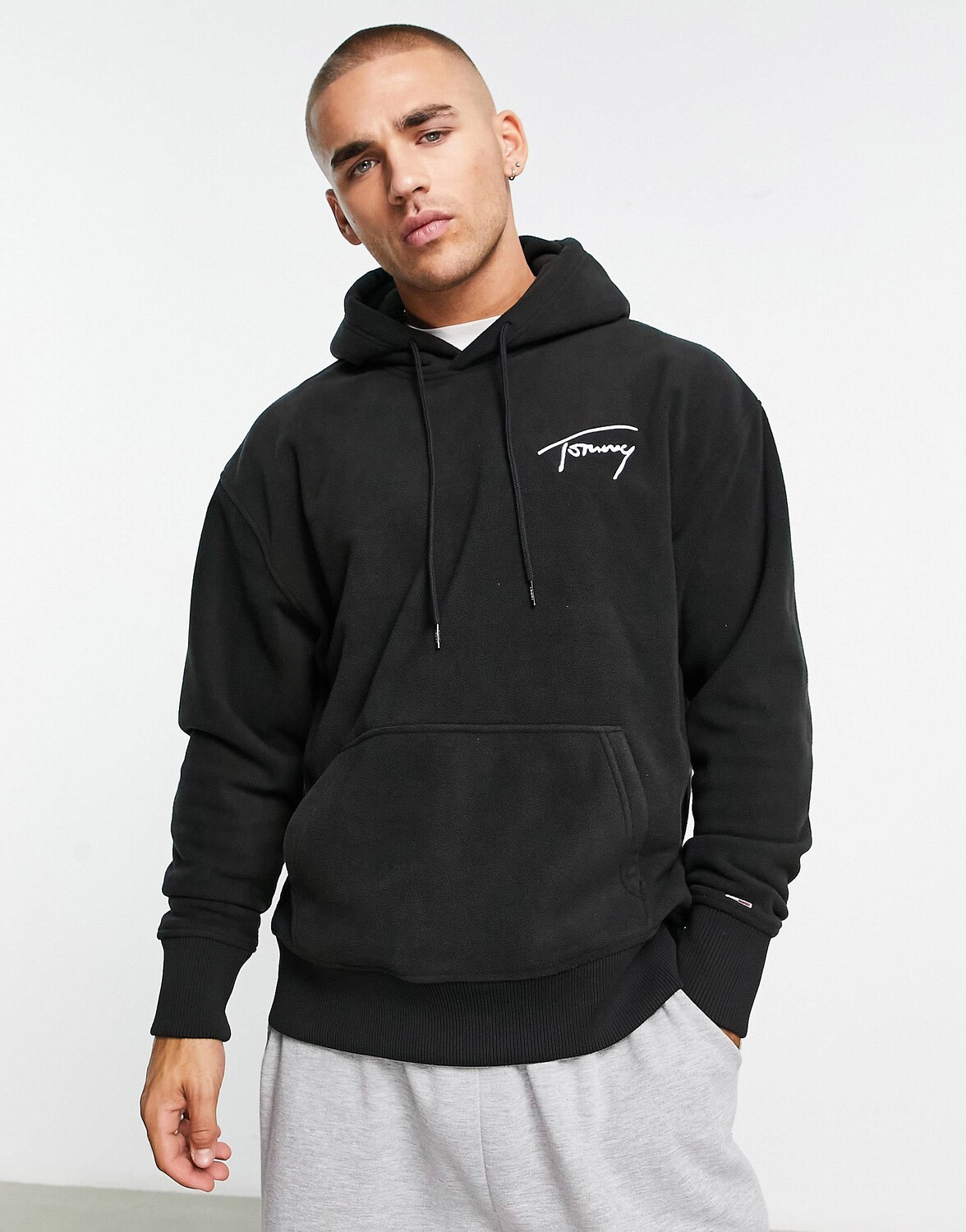 Черная толстовка свободного кроя из полярного флиса с фирменным логотипом Tommy Jeans
Черная толстовка свободного кроя из полярного флиса с фирменным логотипом Tommy Jeans