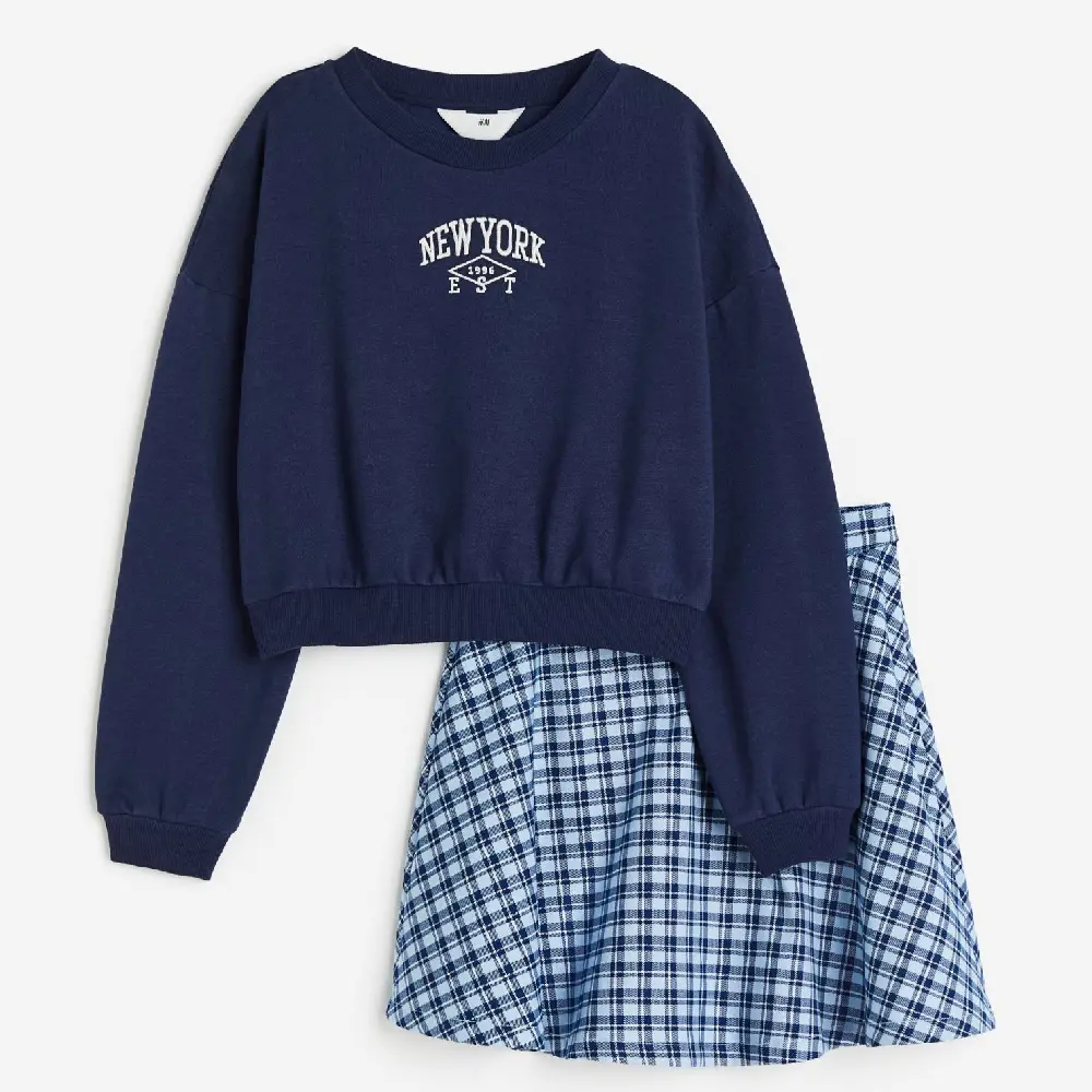 Комплект из юбки и свитшота H&M Kids Sweatshirt and Skirt New York, 2 предмета, темно-синий
Комплект из юбки и свитшота H&M Kids Sweatshirt and Skirt New York, 2 предмета, темно-синий