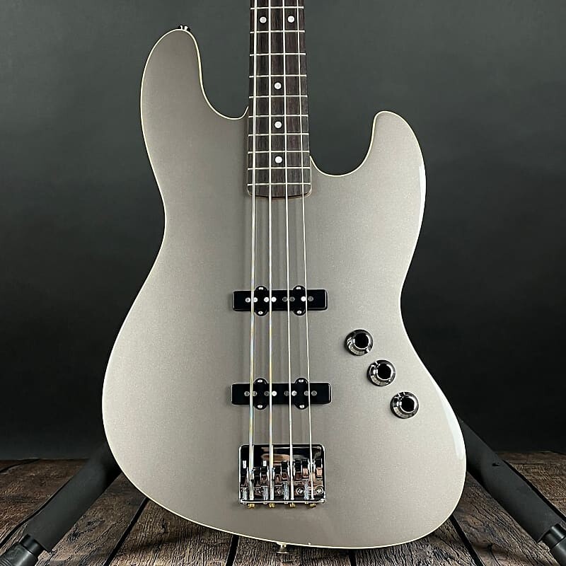 Бас-гитара Fender Aerodyne Special Jazz Bass, накладка на гриф из палисандра — серый металлик
Бас-гитара Fender Aerodyne Special Jazz Bass, накладка на гриф из палисандра — серый металлик
