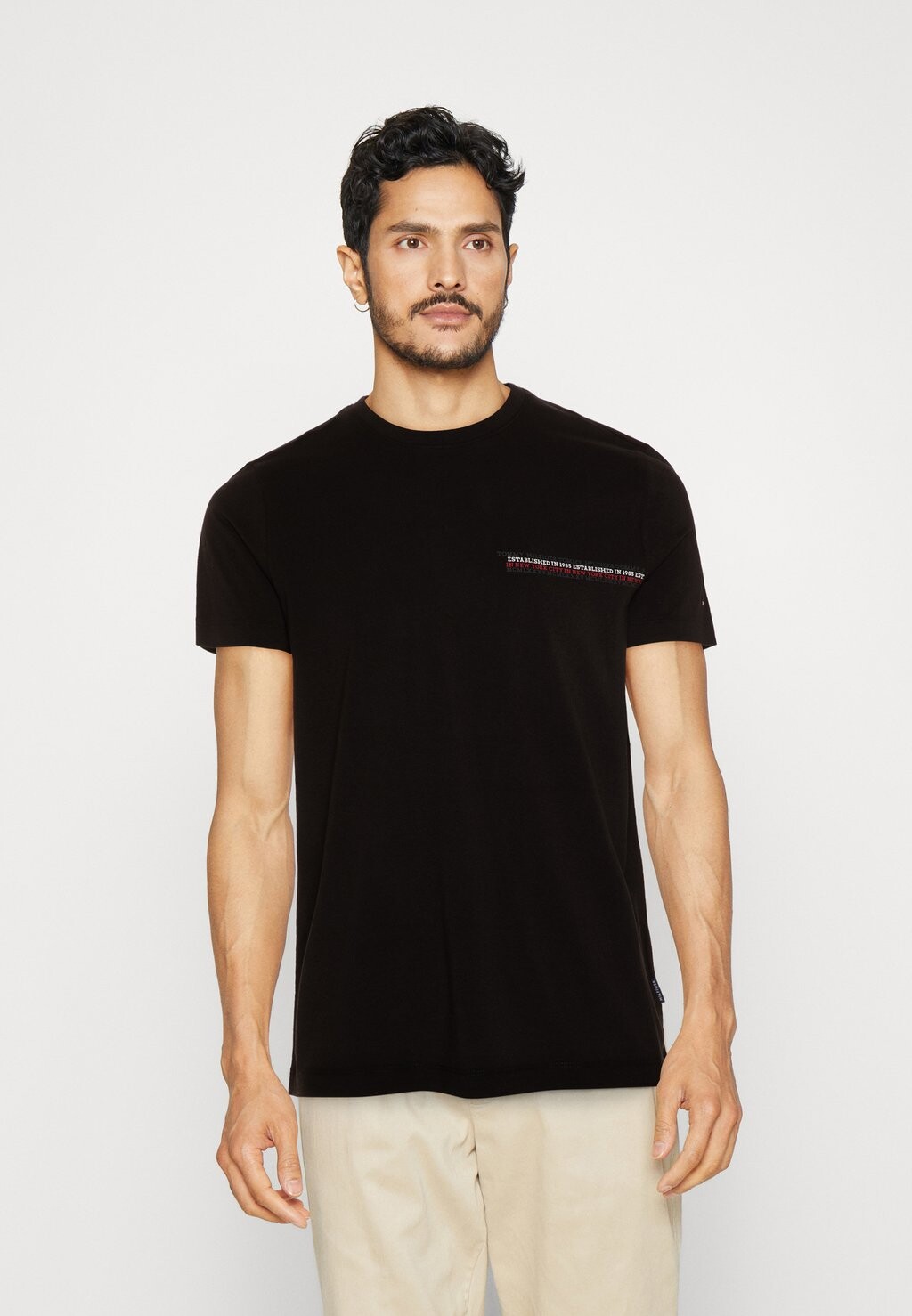 Базовая футболка ФУТБОЛКА MONOTYPE SMALL CHEST STRIPE Tommy Hilfiger, черная, Черный
Базовая футболка ФУТБОЛКА MONOTYPE SMALL CHEST STRIPE Tommy Hilfiger, черная, Черный