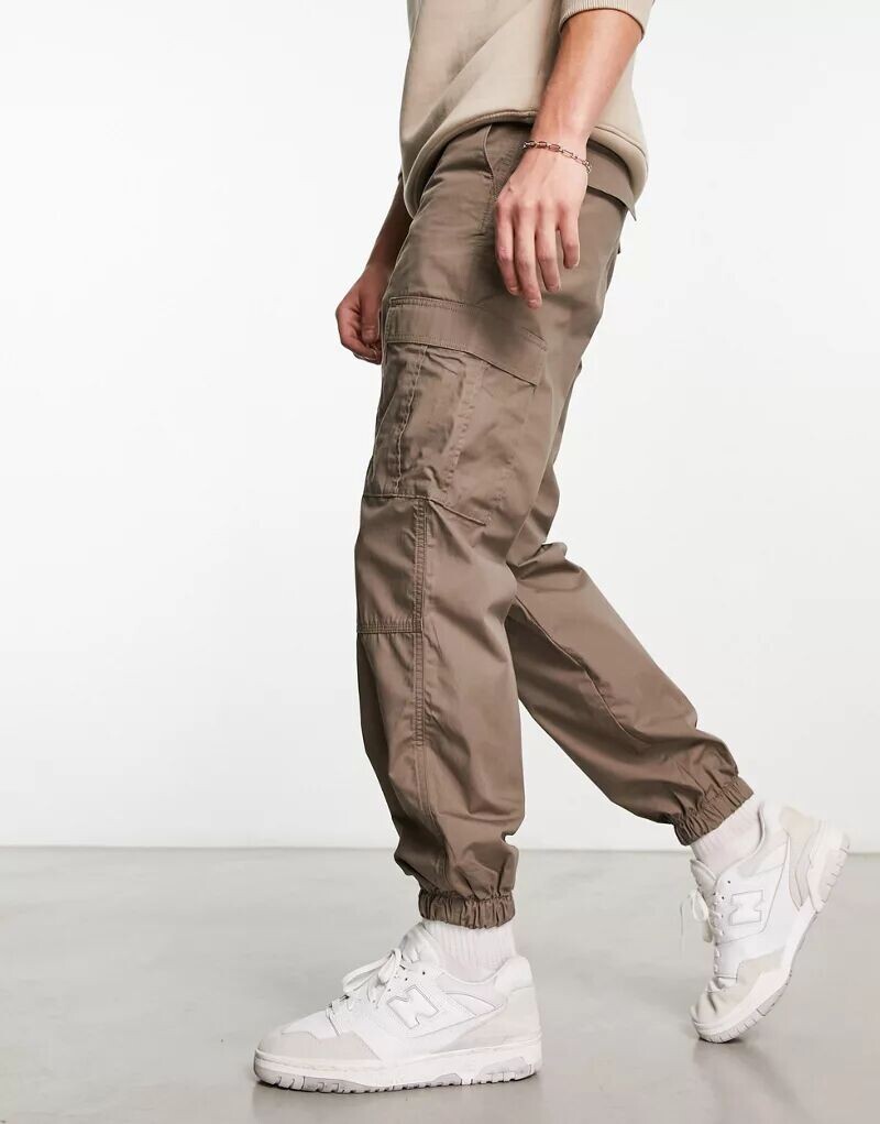 Коричневые брюки карго с рипстопом очень свободного кроя Jack & Jones Intelligence
Коричневые брюки карго с рипстопом очень свободного кроя Jack & Jones Intelligence