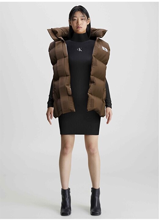 Однотонное черное женское платье длиной выше колена с воротником-водолазкой J20J221690 Calvin Klein Jeans, черный 
Однотонное черное женское платье длиной выше колена с воротником-водолазкой J20J221690 Calvin Klein Jeans, черный