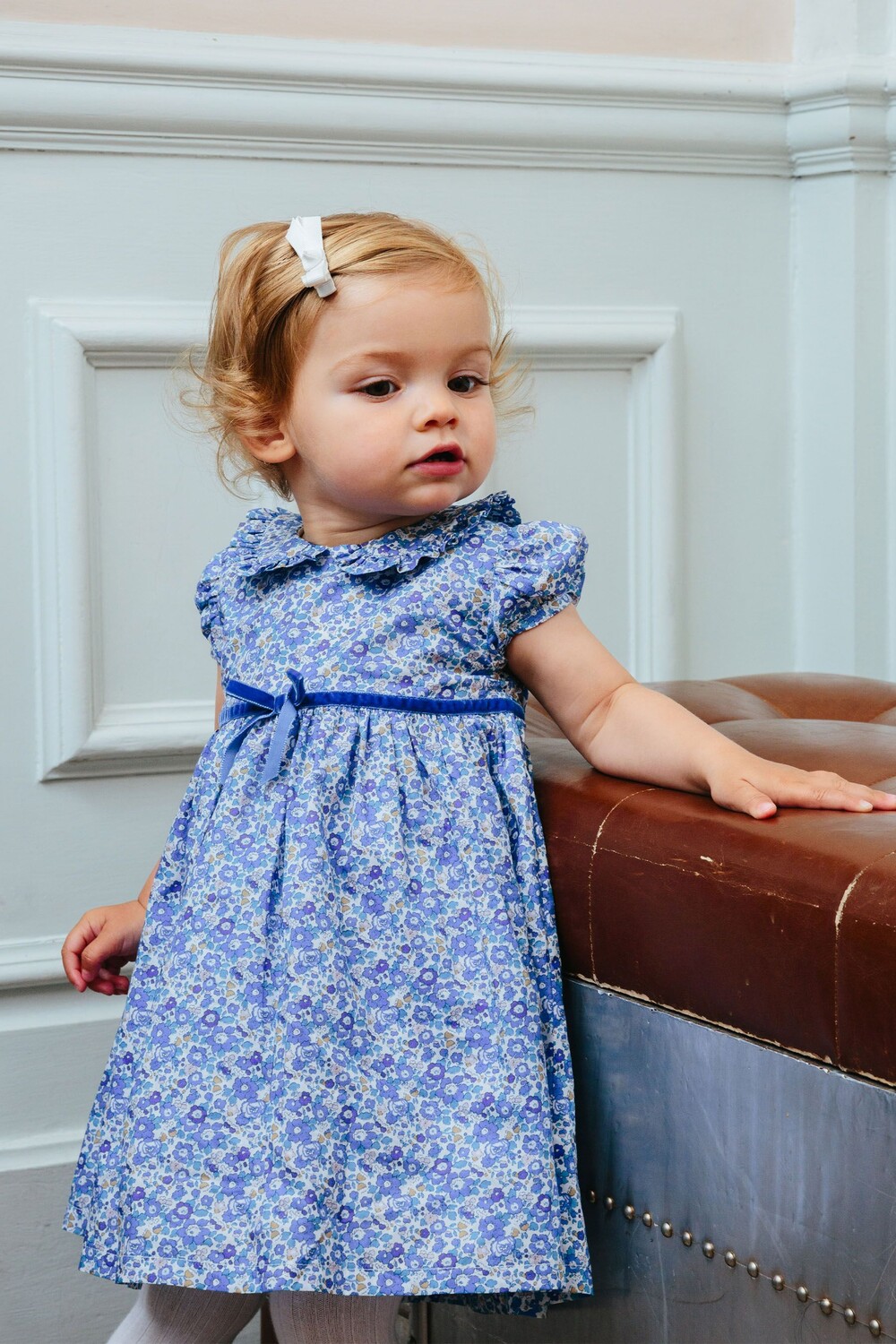 Синее хлопковое платье Little Liberty Betsy Ann с принтом и бантом Trotters London, синий
Синее хлопковое платье Little Liberty Betsy Ann с принтом и бантом Trotters London, синий