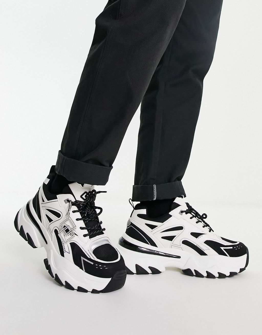 Массивные кроссовки ASOS DESIGN с монохромными вставками и металлическими вставками
Массивные кроссовки ASOS DESIGN с монохромными вставками и металлическими вставками