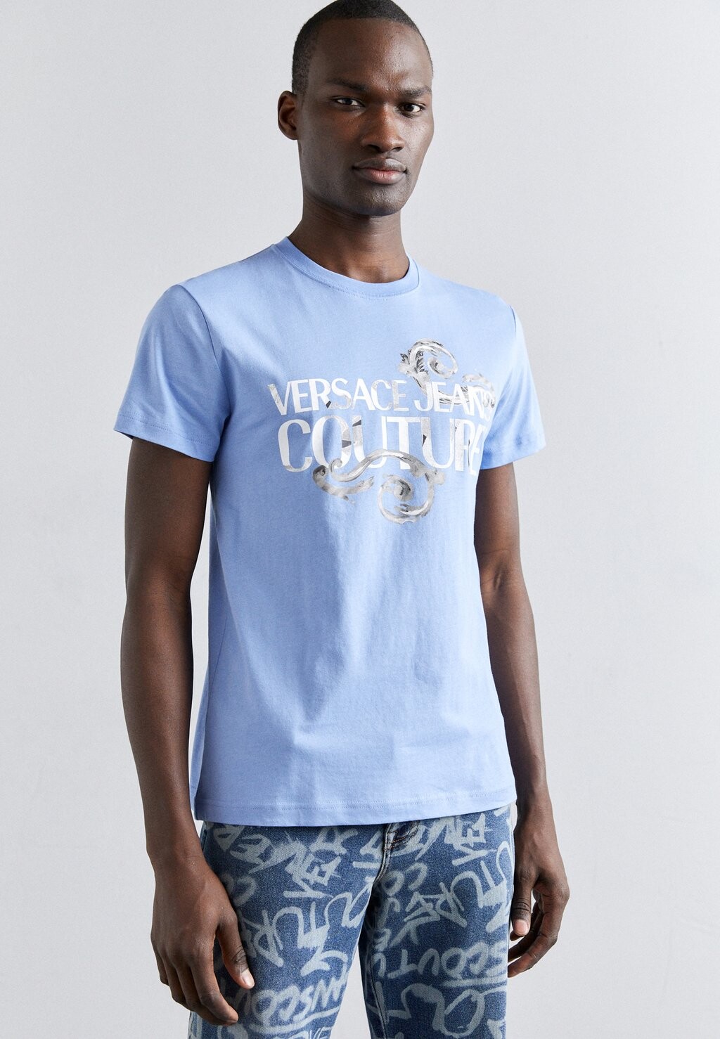 Футболка с принтом Watercolor Logo Versace Jeans Couture, цвет bonnie light blue
Футболка с принтом Watercolor Logo Versace Jeans Couture, цвет bonnie light blue