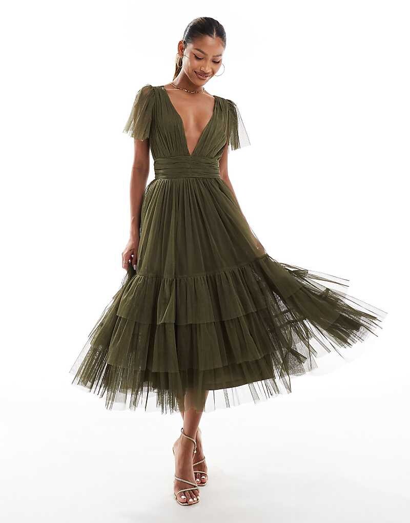 Lace & Beads Bridesmaid – Madison – платье миди из тюля с V-образным вырезом темно-оливкового цвета
Lace & Beads Bridesmaid – Madison – платье миди из тюля с V-образным вырезом темно-оливкового цвета