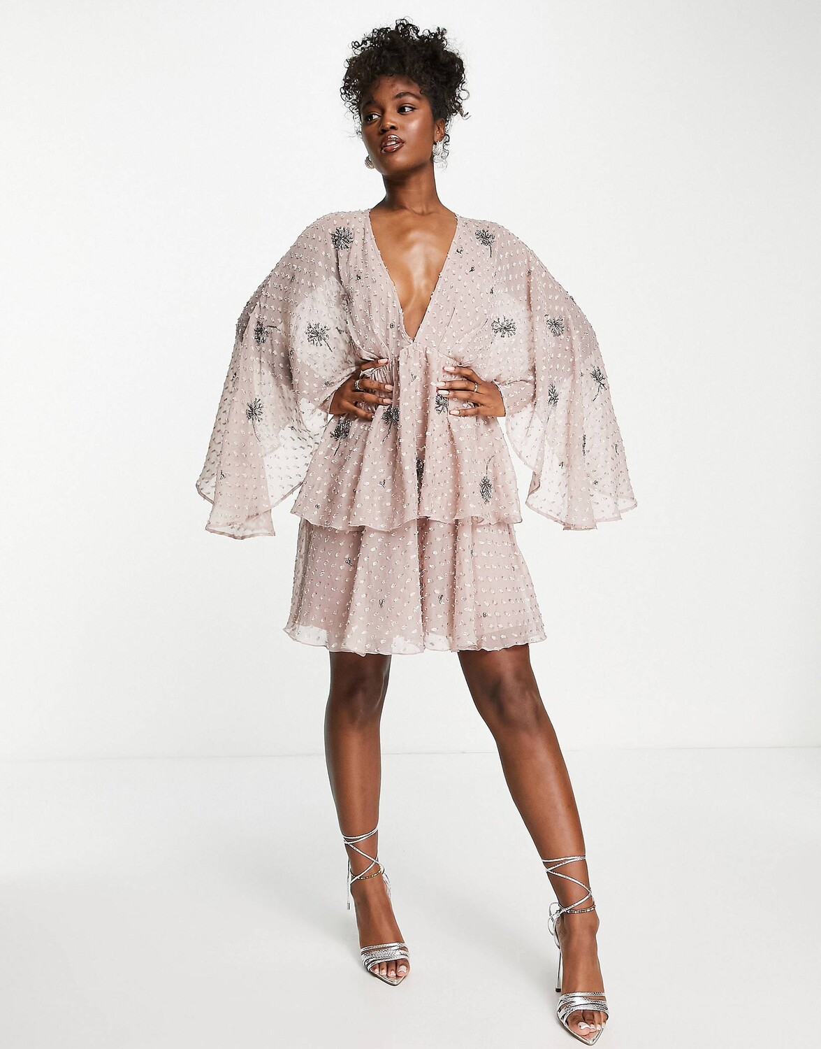 Ярусное мини-платье добби цвета пыльной розы ASOS DESIGN с линейным украшением в виде цветов ASOS DESIGN
Ярусное мини-платье добби цвета пыльной розы ASOS DESIGN с линейным украшением в виде цветов ASOS DESIGN