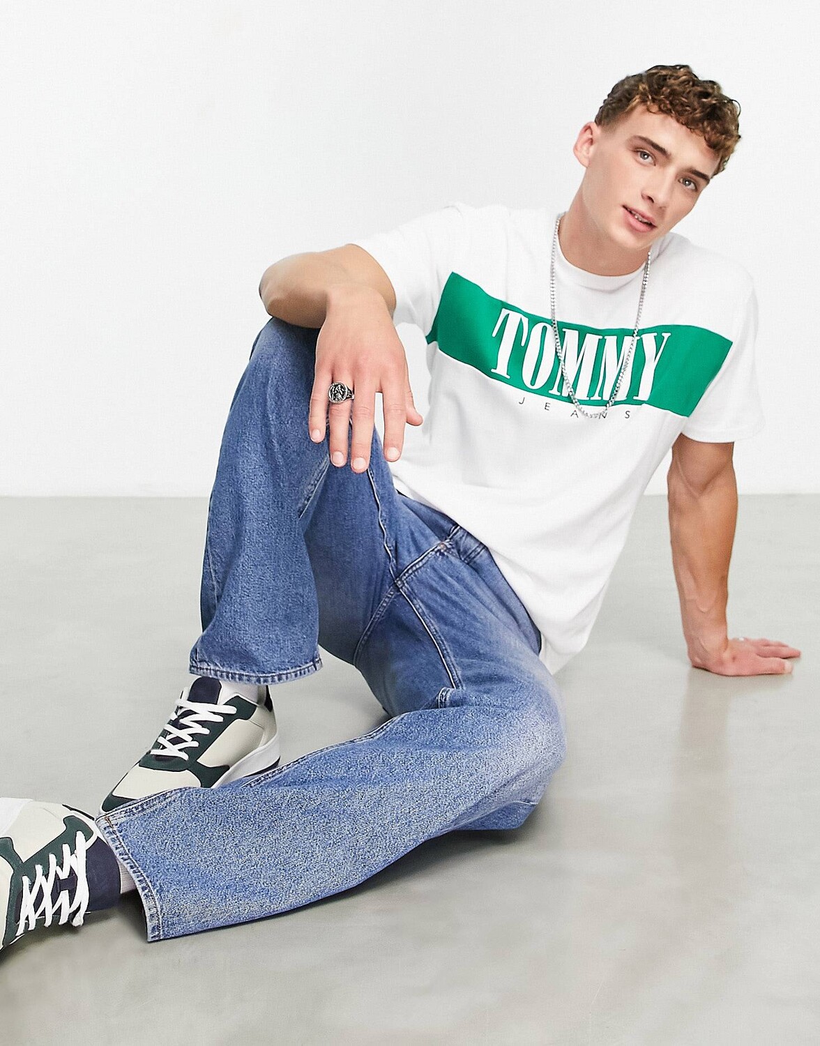 Белая футболка классического кроя Tommy Jeans с цветными блоками и логотипом с засечками
Белая футболка классического кроя Tommy Jeans с цветными блоками и логотипом с засечками