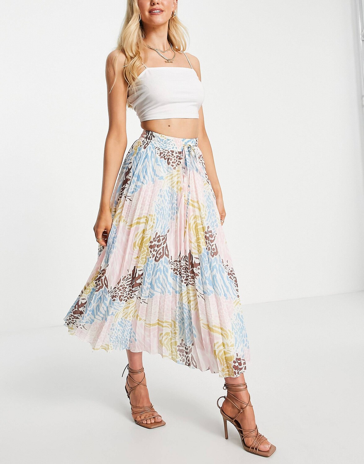 Плиссированная юбка миди с присборенным поясом ASOS DESIGN и разноцветным животным принтом ASOS DESIGN
Плиссированная юбка миди с присборенным поясом ASOS DESIGN и разноцветным животным принтом ASOS DESIGN