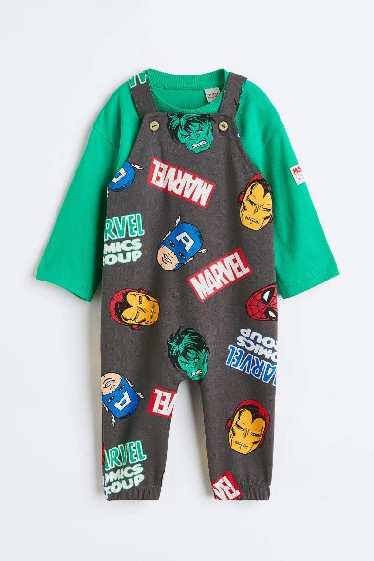 Комплект из 2 предметов из хлопка с набивным рисунком H&M, темно-серый/marvel comics
Комплект из 2 предметов из хлопка с набивным рисунком H&M, темно-серый/marvel comics