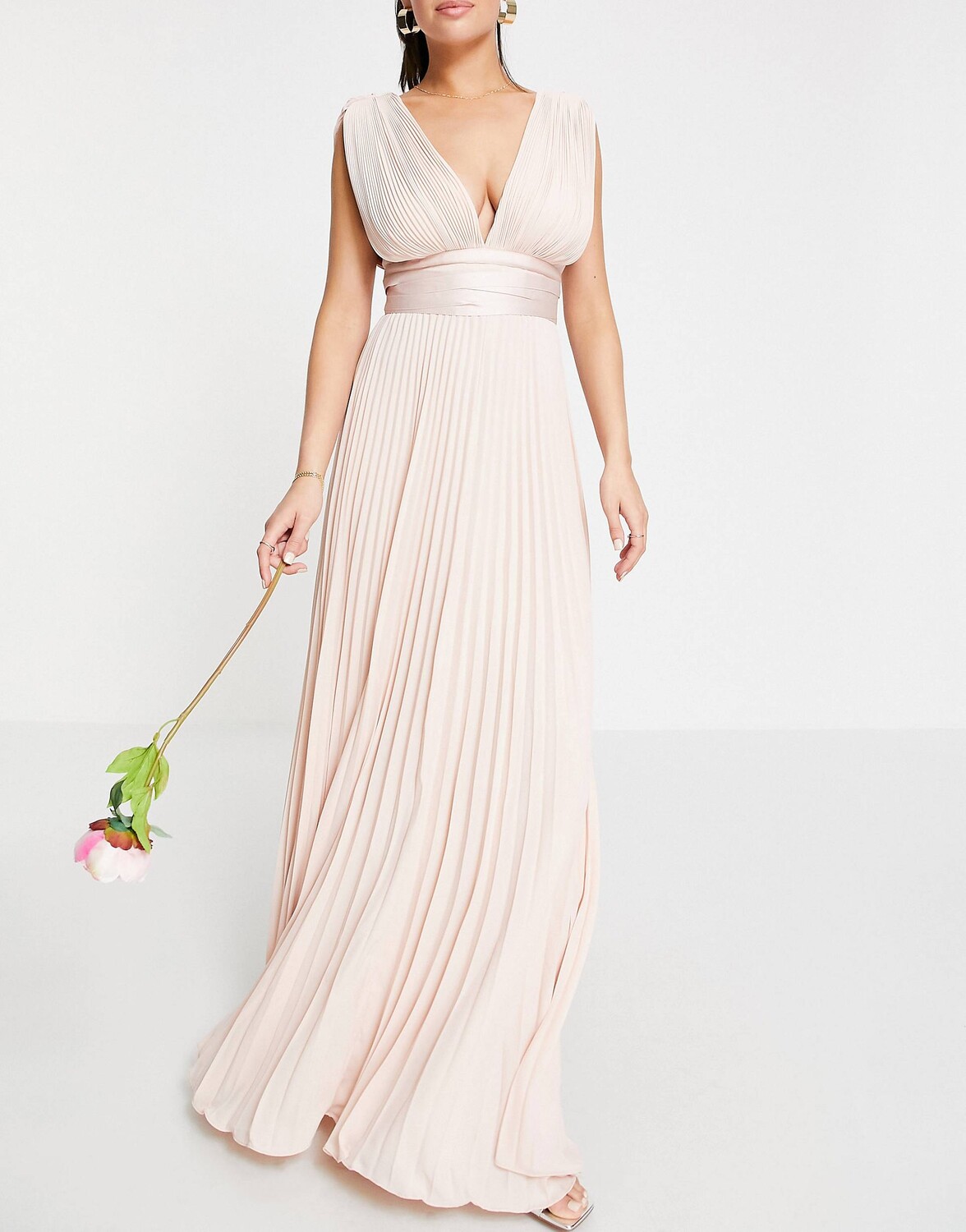 Платье макси на бретельках со складками и атласным запахом на талии ASOS DESIGN Bridesmaid
Платье макси на бретельках со складками и атласным запахом на талии ASOS DESIGN Bridesmaid
