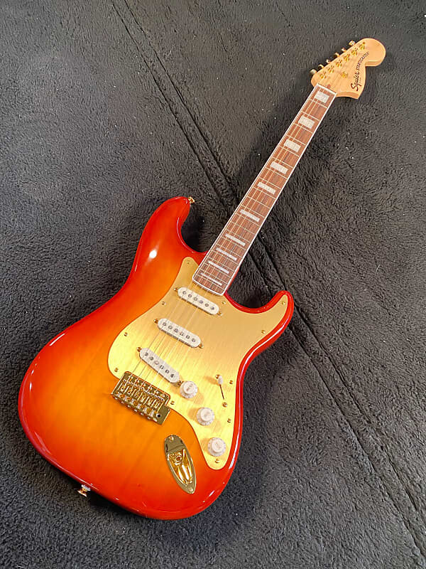 Squier 40th Anniversary Stratocaster, Gold Edition, Sienna Sunburst 7lb 2.6oz #ISSL21002217
Squier 40th Anniversary Stratocaster, Gold Edition, Sienna Sunburst 7lb 2.6oz #ISSL21002217