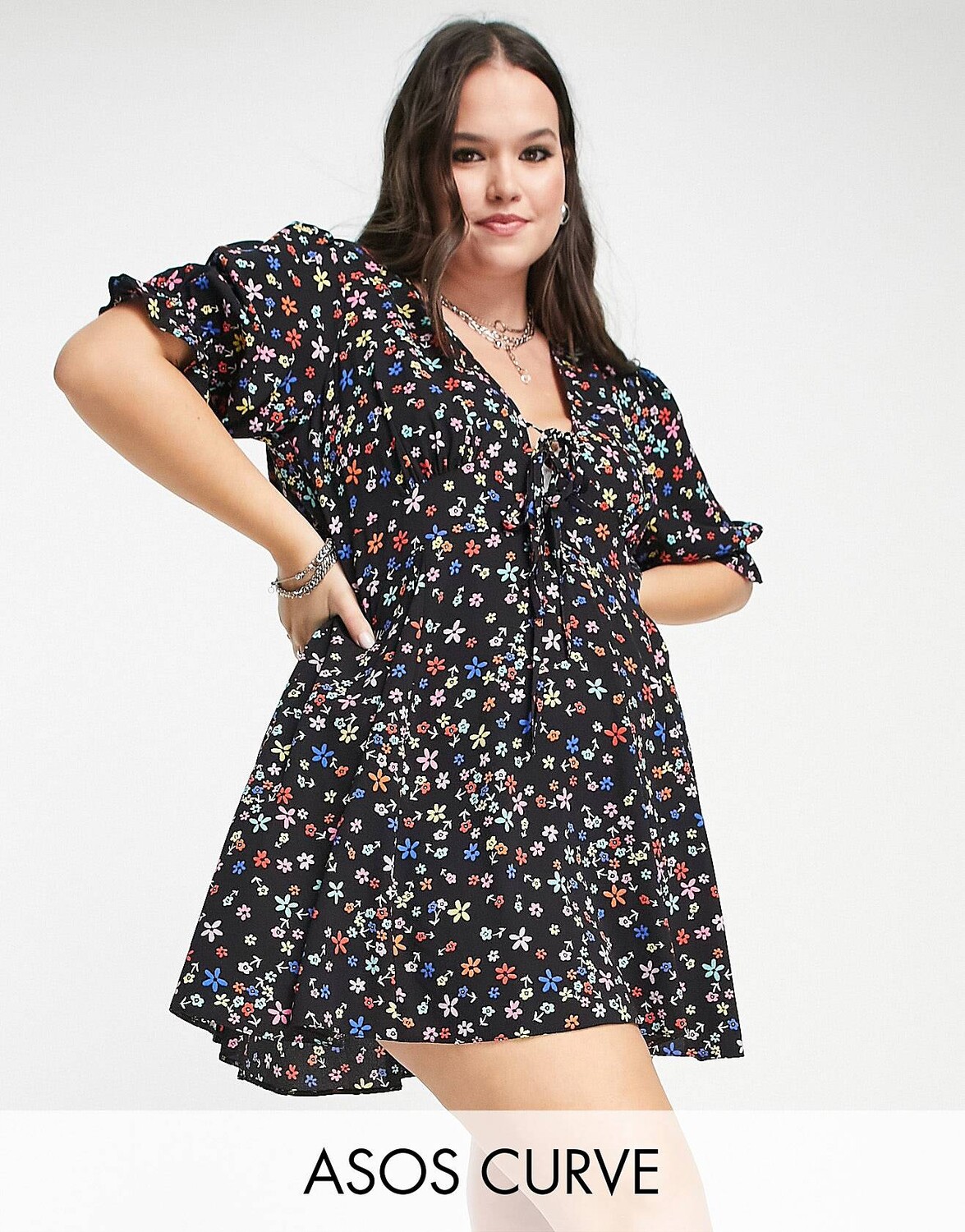 Черное чайное мини-платье с завязками спереди и годе ASOS DESIGN Curve с цветочным принтом ASOS DESIGN
Черное чайное мини-платье с завязками спереди и годе ASOS DESIGN Curve с цветочным принтом ASOS DESIGN