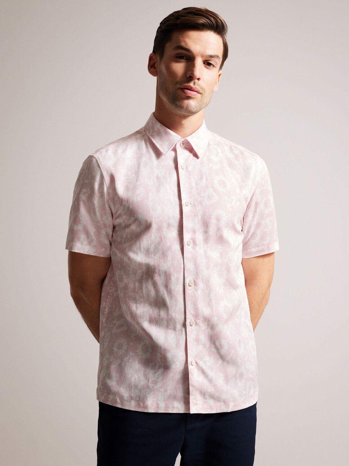Рубашка с короткими рукавами и цветочным принтом Ted Baker Flaisby Flaisby, светло-розовая
Рубашка с короткими рукавами и цветочным принтом Ted Baker Flaisby Flaisby, светло-розовая