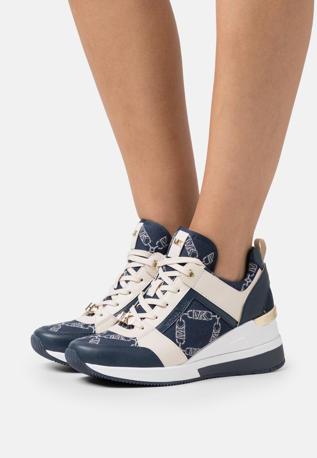 Низкие кроссовки GEORGIE TRAINER MICHAEL Michael Kors, темно-синий/разноцветный
Низкие кроссовки GEORGIE TRAINER MICHAEL Michael Kors, темно-синий/разноцветный