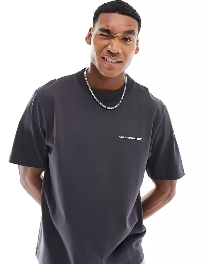 Abercrombie & Fitch – Trend – футболка антрацитового цвета с очень маленьким логотипом
Abercrombie & Fitch – Trend – футболка антрацитового цвета с очень маленьким логотипом