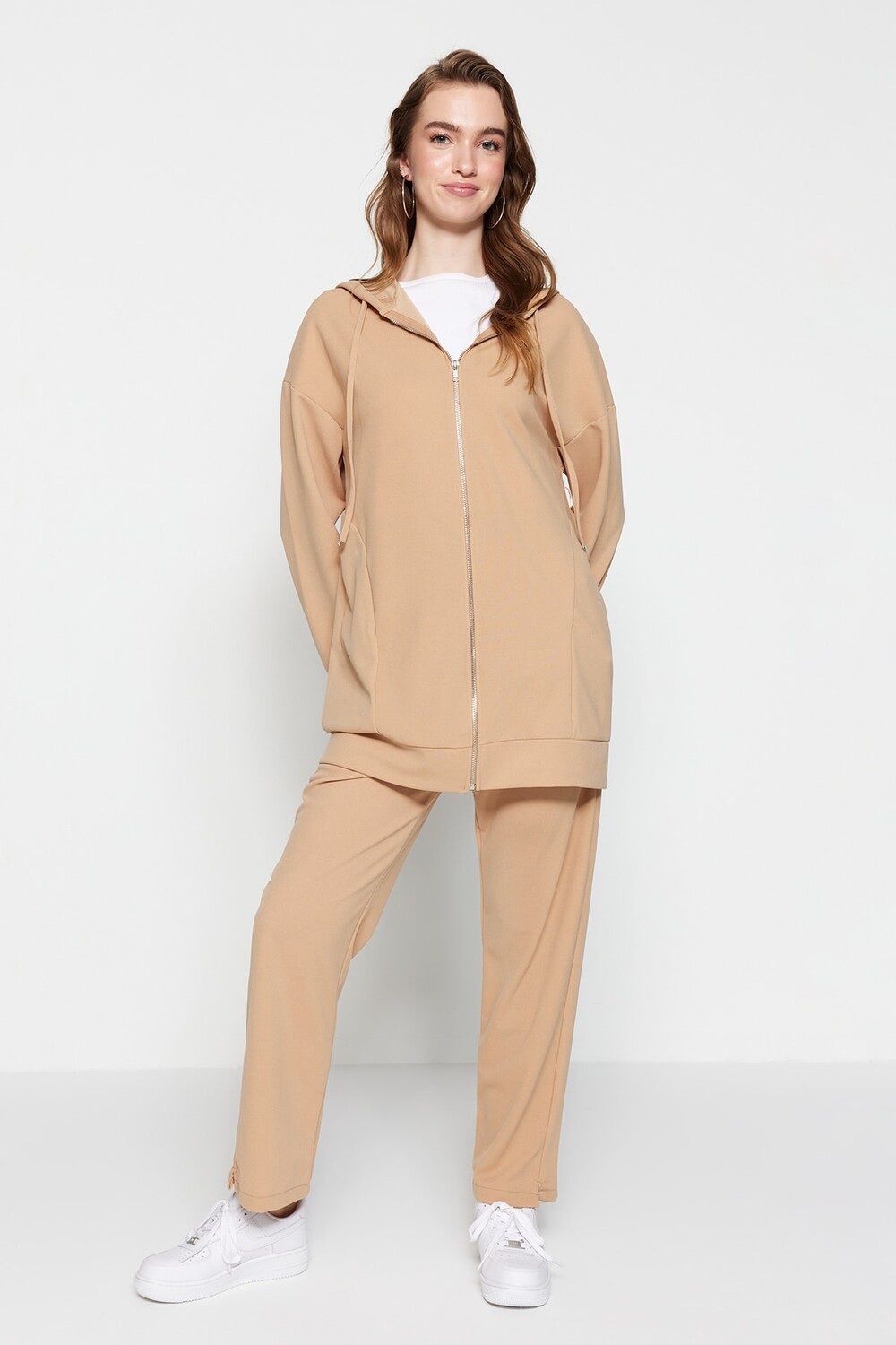 Комплект трикотажного спортивного костюма с капюшоном и молнией цвета Camel Trendyol Modest, коричневый
Комплект трикотажного спортивного костюма с капюшоном и молнией цвета Camel Trendyol Modest, коричневый