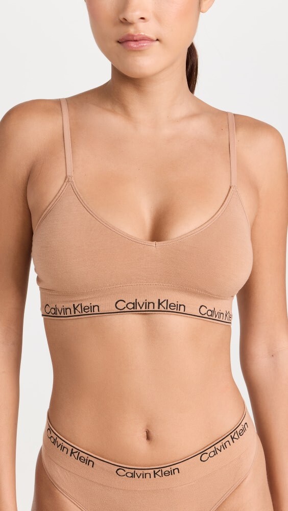 Бюстгальтер Calvin Klein Underwear Modern Cotton Naturals Lightly Lined Triangle, песочный
Бюстгальтер Calvin Klein Underwear Modern Cotton Naturals Lightly Lined Triangle, песочный