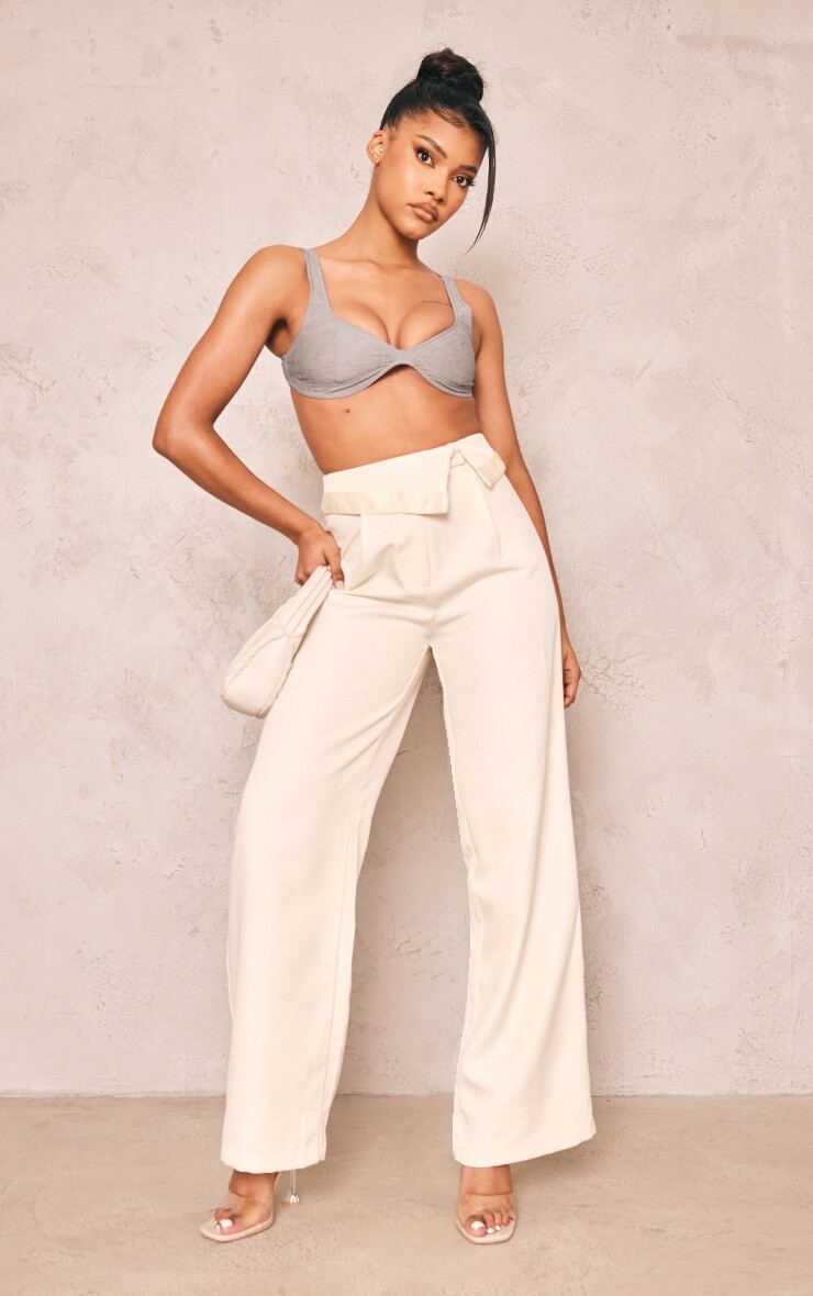 PrettyLittleThing Тканые широкие брюки кремового цвета с отложным поясом и плиссировкой PLT Label
PrettyLittleThing Тканые широкие брюки кремового цвета с отложным поясом и плиссировкой PLT Label