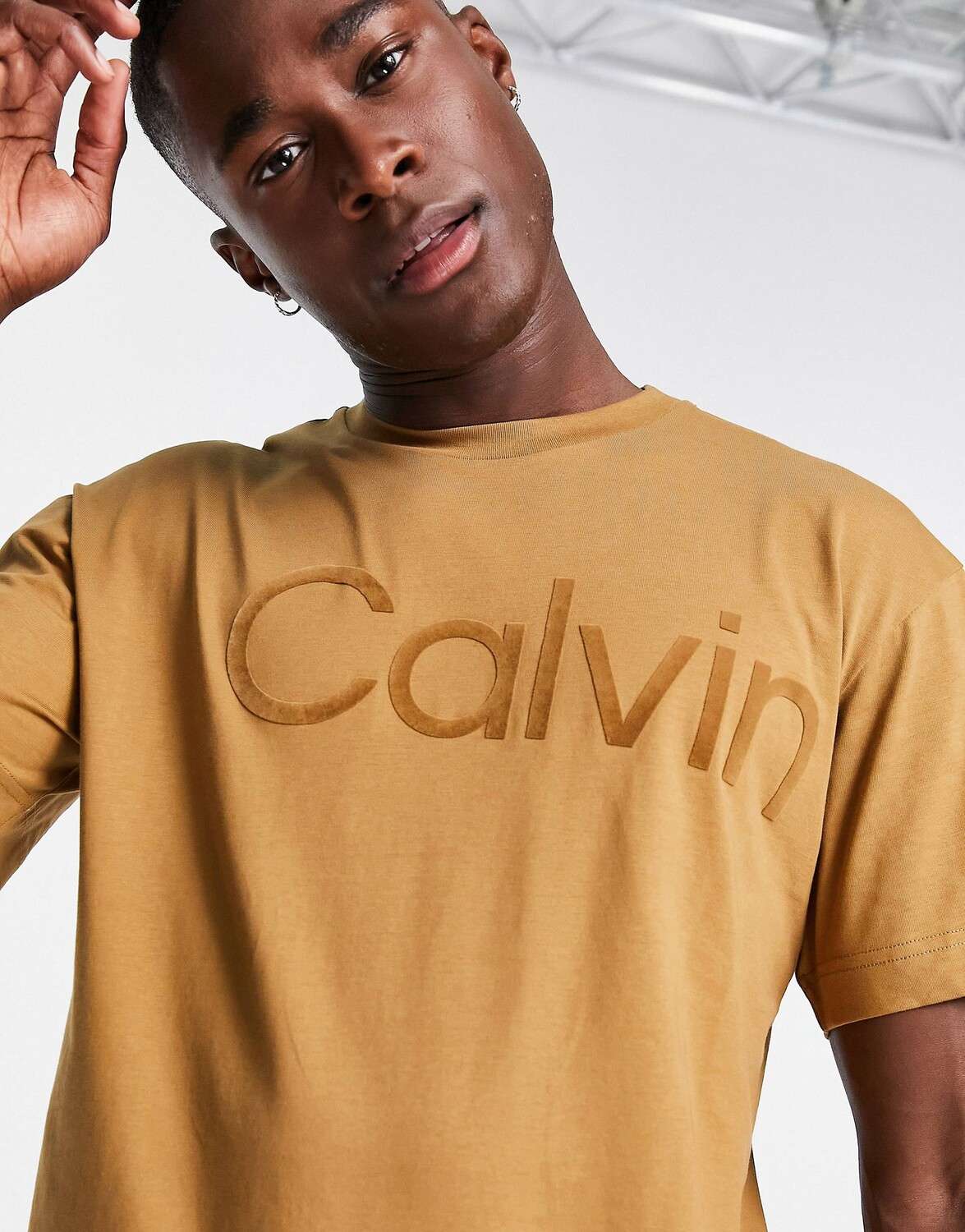 Светло-коричневая футболка из комфортного хлопка с крупным флоковым логотипом Calvin Klein
Светло-коричневая футболка из комфортного хлопка с крупным флоковым логотипом Calvin Klein