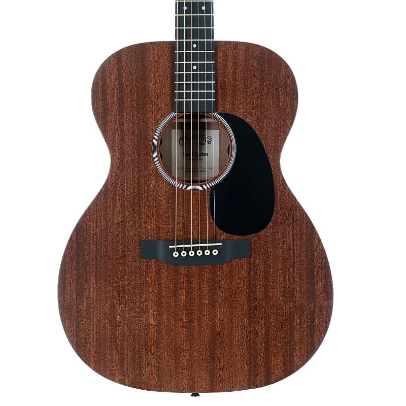 Martin Road Series 000-10E, верхняя часть из атласного сапеля сзади и по бокам с мягким чехлом
Martin Road Series 000-10E, верхняя часть из атласного сапеля сзади и по бокам с мягким чехлом