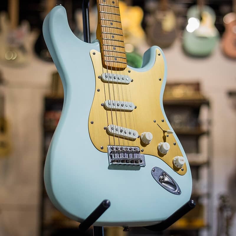 Squier 40th Anniversary Stratocaster, Vintage Edition, кленовый гриф - Satin Sonic Blue Fender 0379510572
Squier 40th Anniversary Stratocaster, Vintage Edition, кленовый гриф - Satin Sonic Blue Fender 0379510572