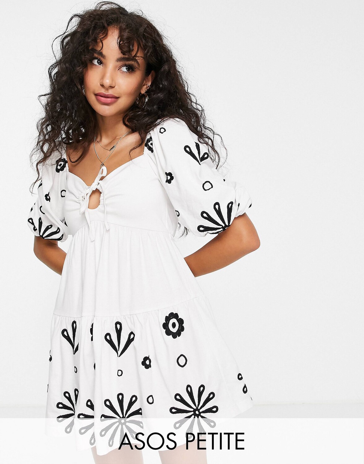 Белое мини-платье с объемными рукавами и черной вышивкой ASOS DESIGN Petite, Черный
Белое мини-платье с объемными рукавами и черной вышивкой ASOS DESIGN Petite, Черный