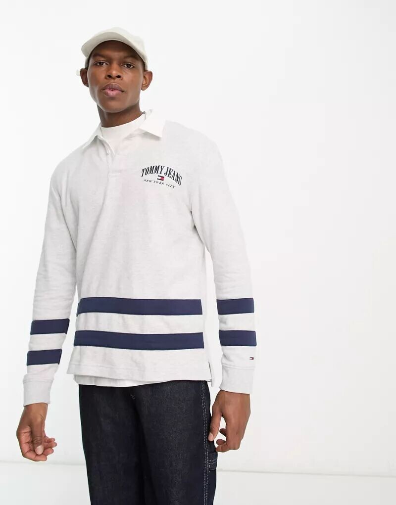 Рубашка-поло свободного кроя для регби Tommy Jeans серого цвета с логотипом колледжа
Рубашка-поло свободного кроя для регби Tommy Jeans серого цвета с логотипом колледжа